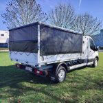 Ford Transit met kiepbak, huif en zwart schuifbaar zeil – achteraanzicht