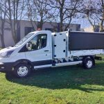Ford Transit met kiepbak, huif en zwart schuifbaar zeil – vooraanzicht